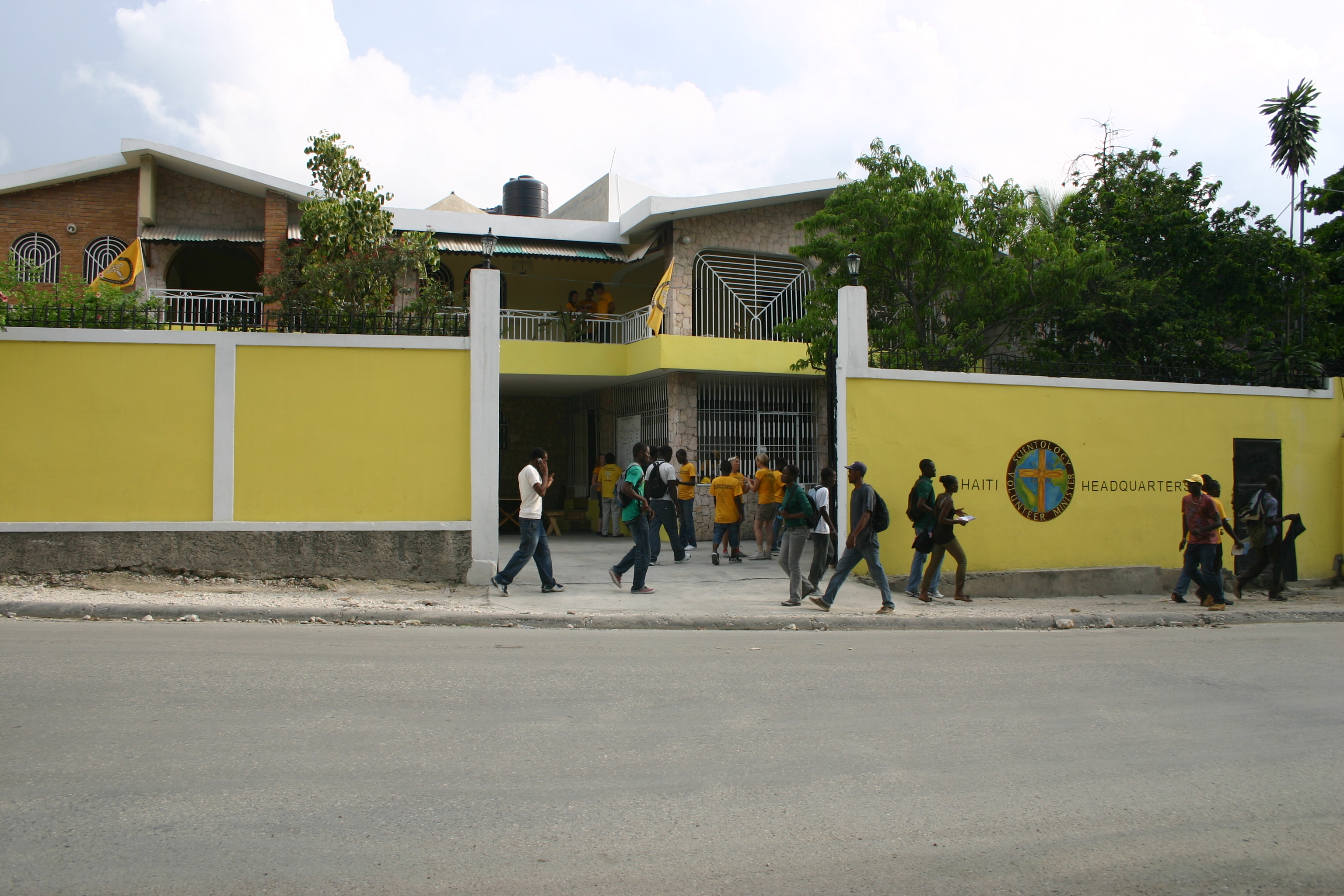 La nueva casa de 3 pisos de los Ministros Voluntarios en Haití permite la entrega segura y eficiente de ayuda a la población haitiana.